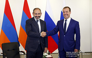 Rencontre entre Nikol Pashinyan et Dmitri Medvedev à Saint-Pétersbourg