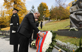 PM Pashinyan honors memory of those fallen for Lithuania's independence