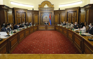 Le Premier ministre Pashinyan préside une discussion sur la situation causée par le coronavirus et le processus de vaccination