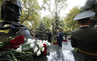 PM Pashinyan honors memory of victims of October 27 felony