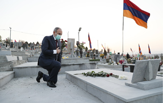 PM Pashinyan visits Yerablur military pantheon 