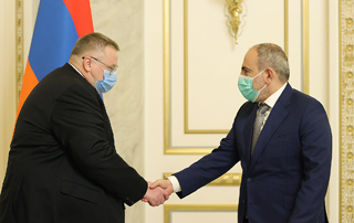 Премьер-министр Пашинян принял заместителя председателя правительства РФ Алексея Оверчука
