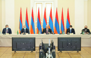 Премьер-министр принимает участие в заседании совета попечителей Всеармянского фонда “Айастан”