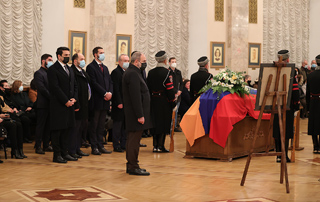 PM Pashinyan participates in Vano Siradeghyan’s requiem ceremony 