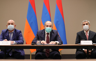 La séance ordinaire de l'Assemblée consultative tenue avec la participation du Premier ministre et des dirigeants des forces politiques extraparlementaires