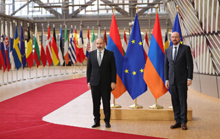Entretien privé du Premier ministre arménien  avec le Président du Conseil européen Charles Michel à Bruxelles