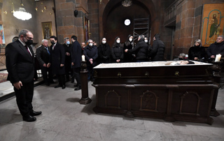 The Prime Minister participates in Rima Demirchyan's  requiem ceremony