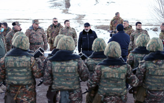 Накануне Нового года премьер-министр посетил боевые позиции и воинскую часть N