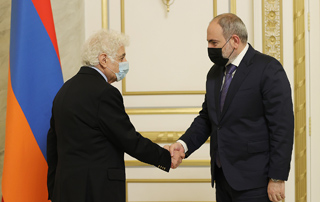 PM Pashinyan hosts Loris Tjeknavorian