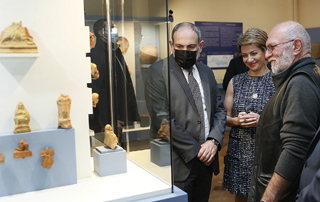 Премьер-министр вместе с супругой посетил выставку “Тайна земли: Арташат на перекрестке культур”