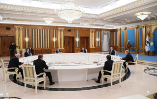 Le Premier ministre Pashinyan et les chefs de gouvernement des pays de l'UEEA ont rencontré le Président du Kazakhstan