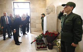 PM Pashinyan pays homage to Vazhen Sargsyan’s memory 