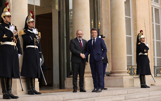 Prime Minister Pashinyan and President Macron meet at the Élysée Palace