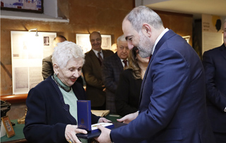 PM Pashinyan and his wife visit Yeghishe Charents House-Museum - Nikol Pashinyan awards Anahit Charents with the Medal of Gratitude