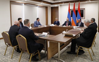 Une Assemblée consultative régulière avec le Premier ministre et les dirigeants des forces politiques extra-parlementaires a eu lieu