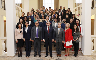 Nous voulons que l'implication du potentiel de la diaspora dans la solution des problèmes de notre pays soit plus tangible:  le Premier ministre Pashinyan a rencontré les participants au programme "iGorts"