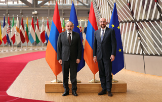 PM Pashinyan holds private conversation with Charles Michel 