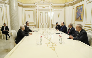 Le Premier ministre a reçu l'éminent Académicien Yuri Hovhannisyan et le Directeur de l'Institut de recherche nucléaire, Grigory Trubnikov