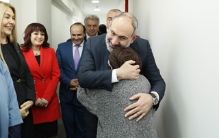 À Gyumri, le Premier ministre Pashinyan prend connaissance des travaux  de rénovation effectués et en cours dans le centre de soins pour personnes âgées  