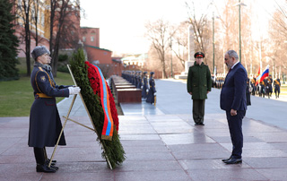 Le Premier ministre se recueille devant la tombe du Soldat inconnu à Moscou