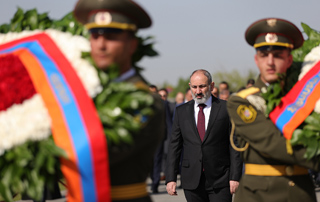 Le Premier ministre Nikol Pashinyan se recueille à Tsitsernakaberd en hommage aux victimes du Génocide des Arméniens