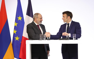 Никол Пашинян поздравил Эммануэля Макрона с переизбранием на пост президента Франции