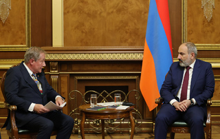 Премьер-министр Пашинян принял делегацию во главе с председателем группы дружбы Франция-Армения Сената Франции
