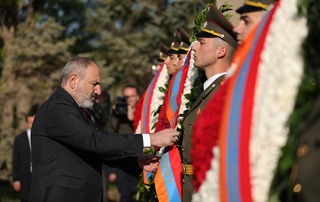 Prime Minister Pashinyan pays tribute in Yerablur to the memory of heroes who sacrificed their lives for the Motherland 