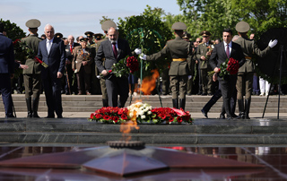 À l'occasion de la Fête de la Victoire et de la Paix, le Premier ministre Nikol Pashinyan a visité le parc "Victoire"
