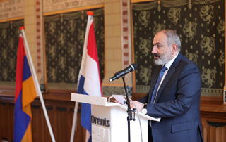Le Premier ministre Pashinyan assiste à l'inauguration de l'exposition intitulée " À l’ombre de l’Ararat. Trésors de l'Arménie ancienne" à Assen