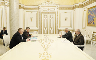 Le Premier ministre Pashinyan a reçu Alexei Overchuk et Andrei Rudenko