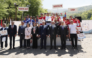 One of the goals of the "RA Prime Minister's Cup" of schoolchildren road running is to stimulate the will to compete in an honest struggle and the team spirit. Nikol Pashinyan
