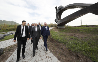 PM Pashinyan gets acquainted with the restoration works of "The Ribbon of Infinity" and "Echo" statues