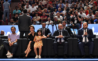 The Prime Minister with his family watched the fights of the members of the Armenian Boxing Team