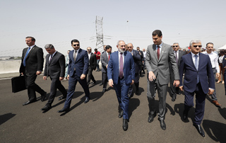 Le Premier ministre Pashinyan assiste à la cérémonie d'ouverture du nouveau tronçon routier Arghavand-Shirak

