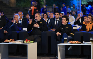 Prime Minister Pashinyan awards a group of devotees of the Public Television