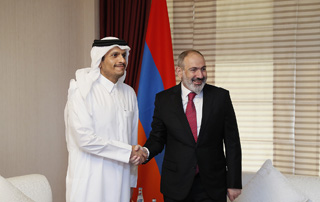 PM Pashinyan receives the Minister of Foreign Affairs of Qatar at his residence
