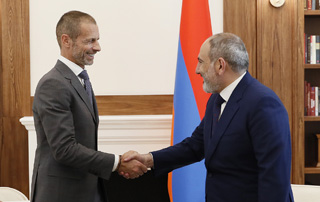 Премьер-министр Пашинян принял президента УЕФА Александера Чеферина