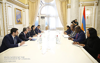 Премьер-министр принял глав МИД Руанды и Габона
