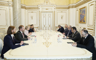 Премьер-министр Пашинян принял председателя Парламентской ассамблеи ОБСЕ Маргарету Седерфельт

