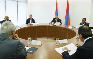 Réunion de l'Assemblée consultative avec la participation de Nikol Pashinyan et les dirigeants des forces politiques extra-parlementaires