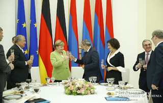 От имени премьер-министра Никола Пашиняна в честь канцлера Германии Ангелы Меркель дан официальный обед