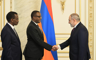 Le Premier ministre a reçu  le ministre des Affaires étrangères et de la Coopération internationale du Rwanda 