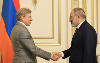 Le Premier ministre discute du renforcement de la coopération avec le ministre russe des Transports