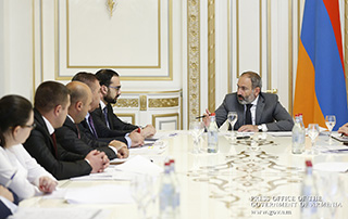 «Ընթացիկ ճանապարհաշինական ծրագրերը պետք է էական որակական փոփոխություն ունենան նախկինի համեմատ». Վարչապետի մոտ քննարկվել են ճանապարհաշինության ոլորտի հարցեր