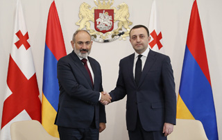A private conversation between Nikol Pashinyan and Irakli Garibashvili takes place at the Armenian-Georgian border

