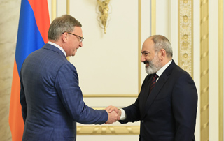 Премьер-министр Пашинян принял делегацию во главе с губернатором Омской области РФ 