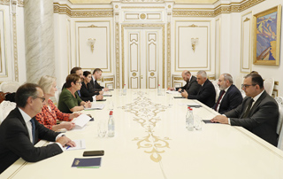 PM Pashinyan receives EBRD President Odile Renaud-Basso