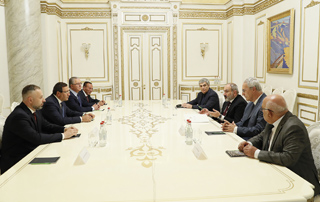 Премьер-министр провел встречу с руководителями внепарламентских политических сил