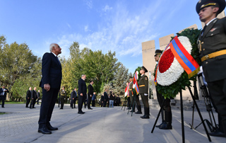 Премьер-министр воздал дань уважения памяти погибших за независимость Родины воинов